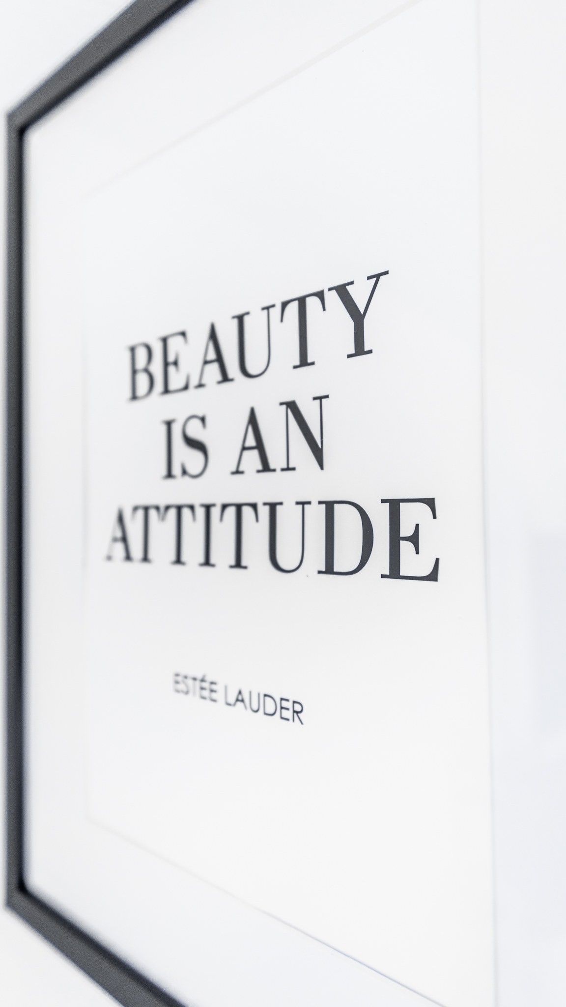 Gerahmtes Zitat „Beauty is an attitude“ von Estée Lauder