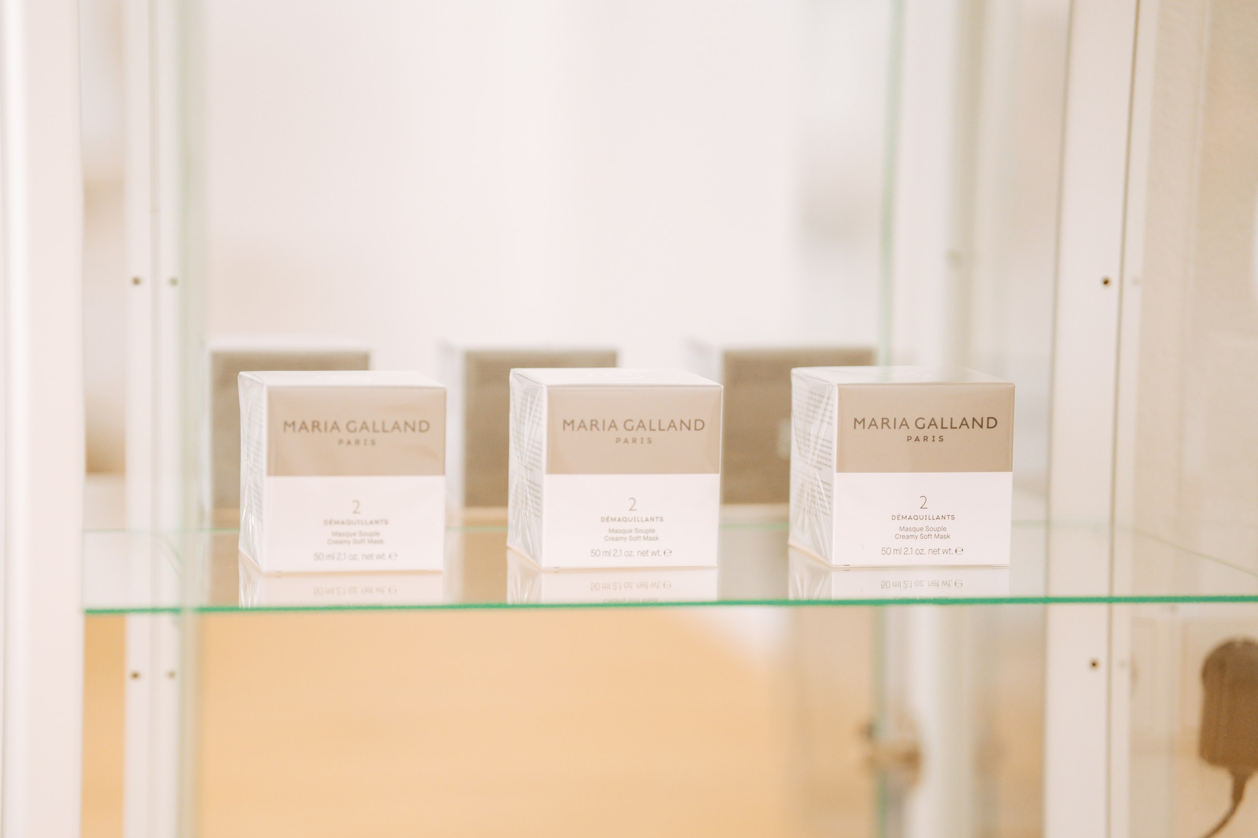 Glasregal mit Produkten von MARIA GALLAND PARIS