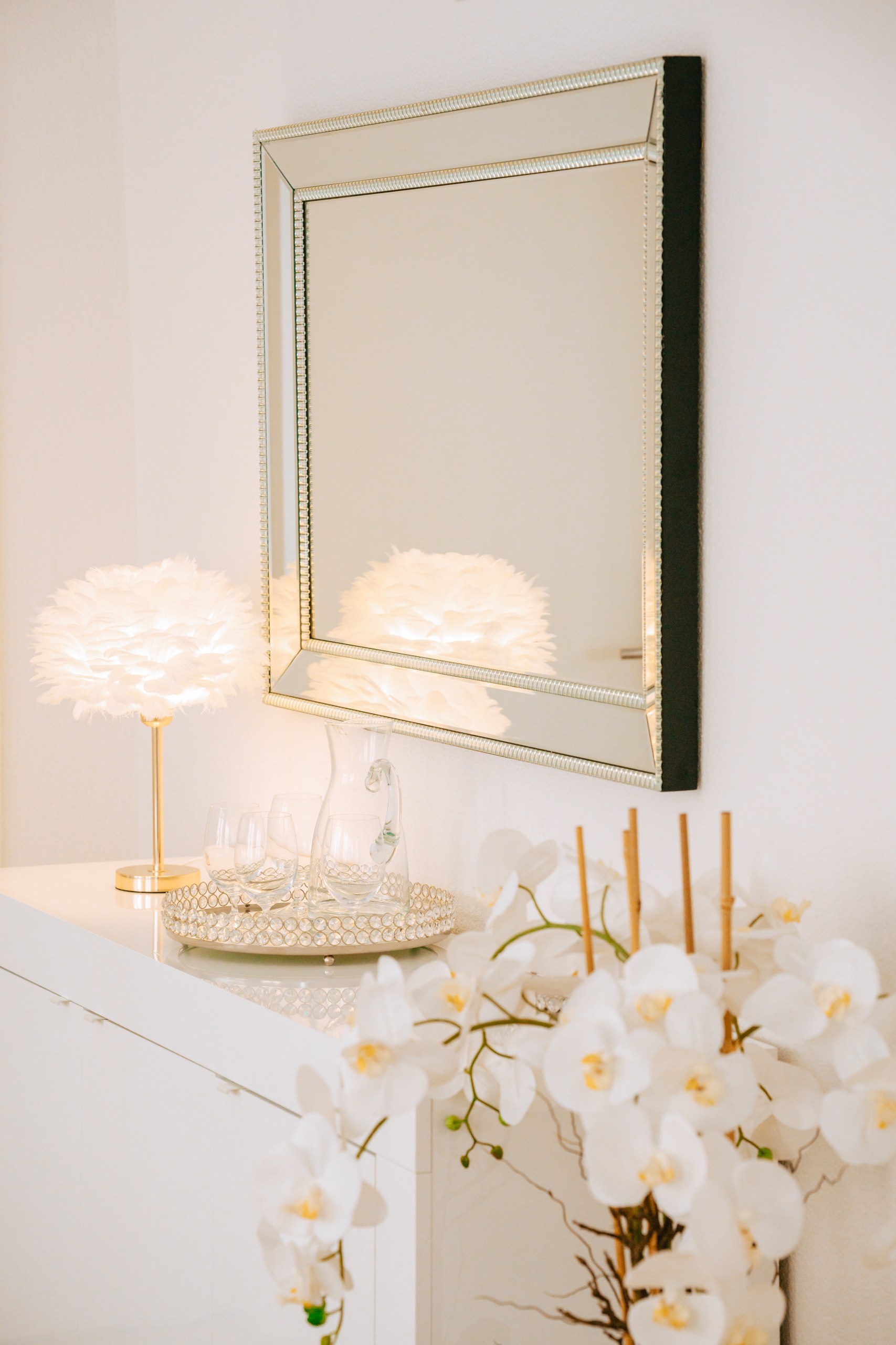 Spiegel und Lampen mit Orchideen