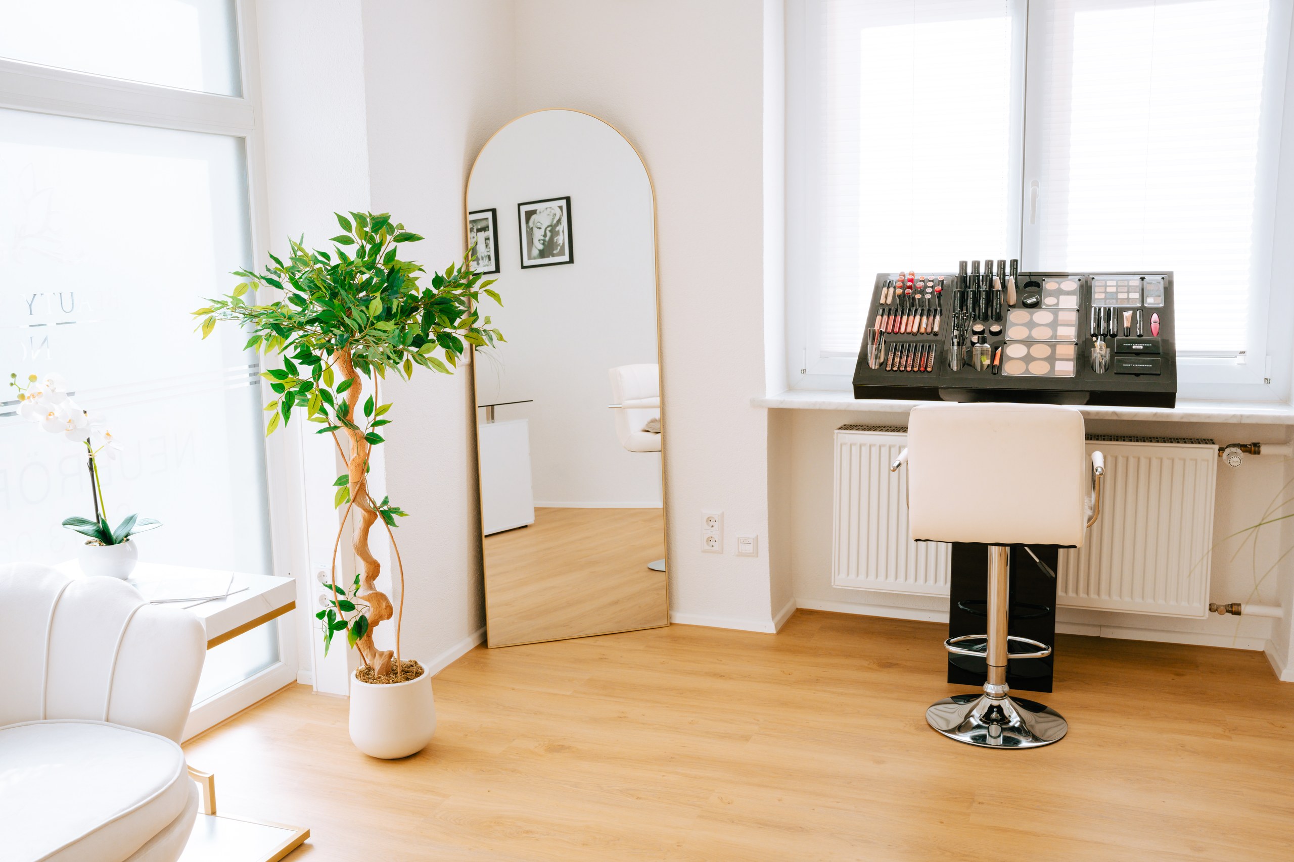 Studio mit Maniküre-Tisch, Pflanzen und Sitzecke