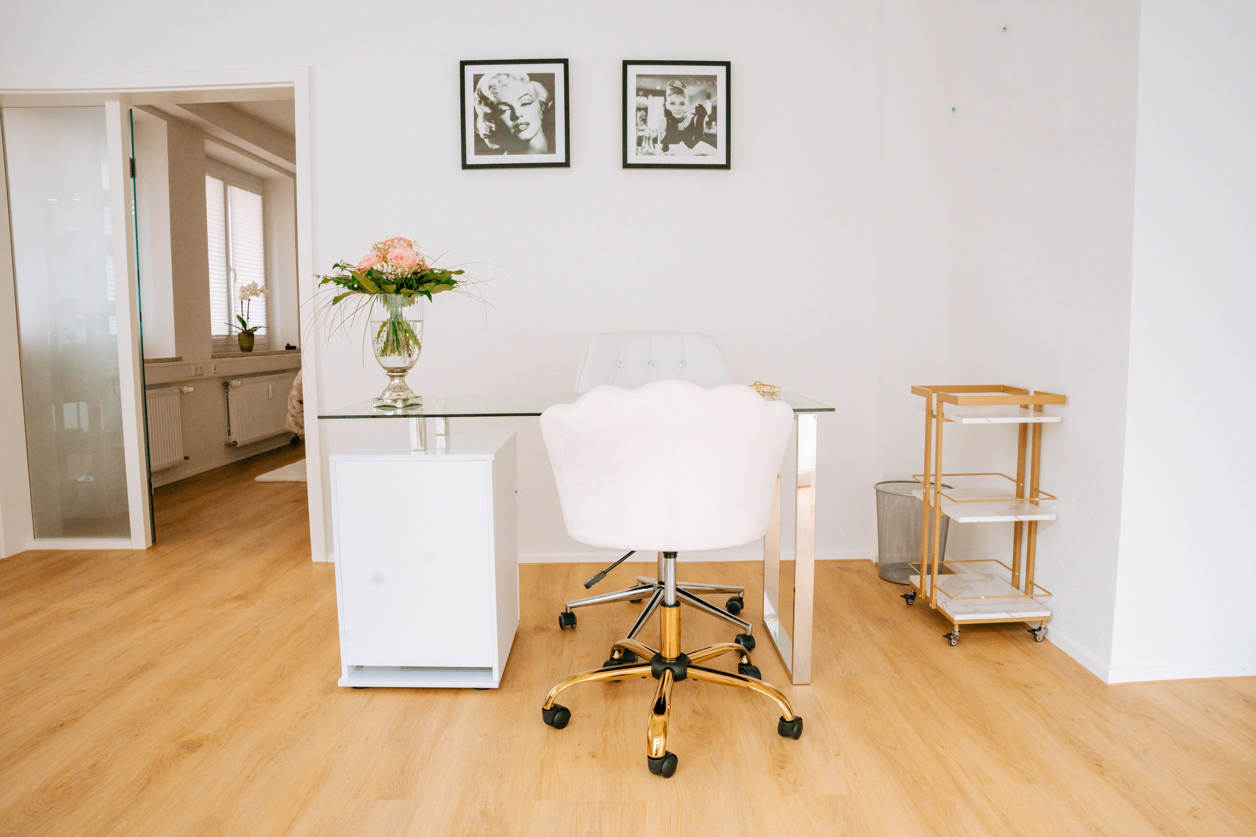 Schreibtisch mit Stuhl und Bildern