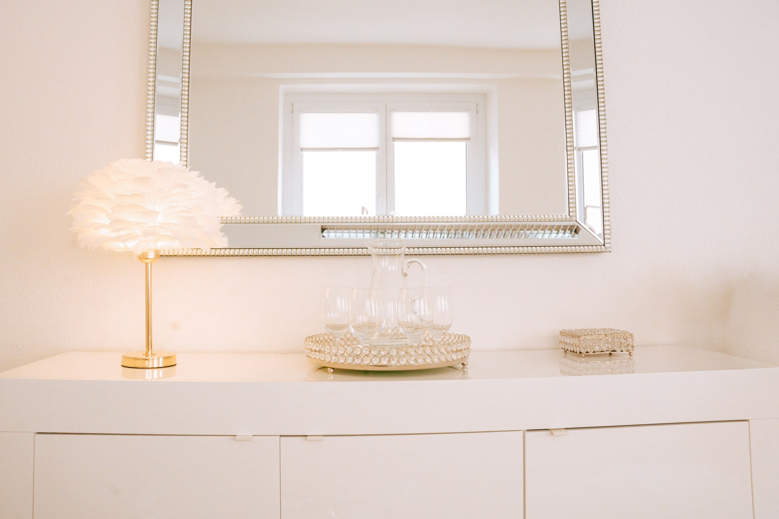 Sideboard mit Lampe und Spiegel