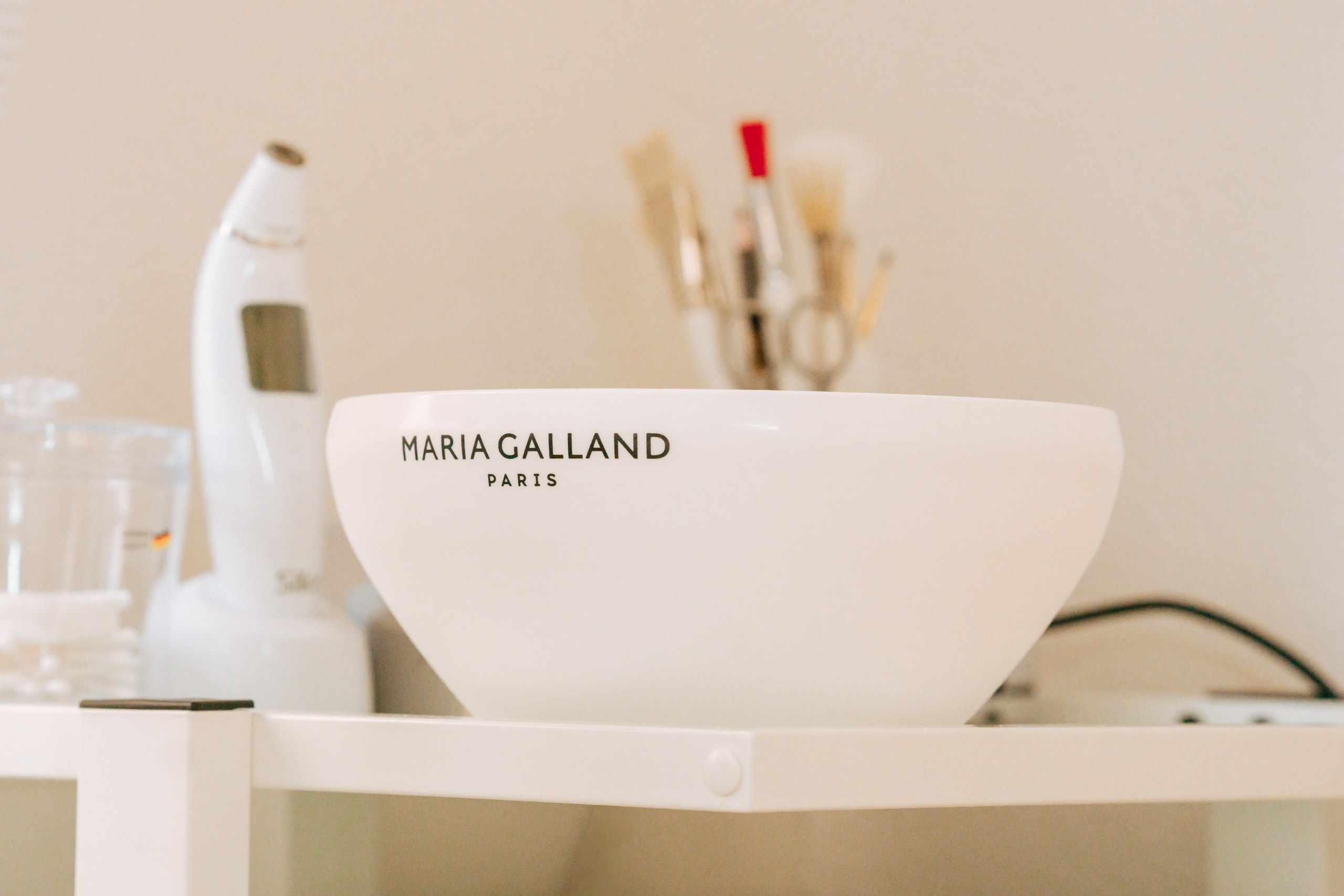 Schale von MARIA GALLAND PARIS mit Behandlungsgeräten
