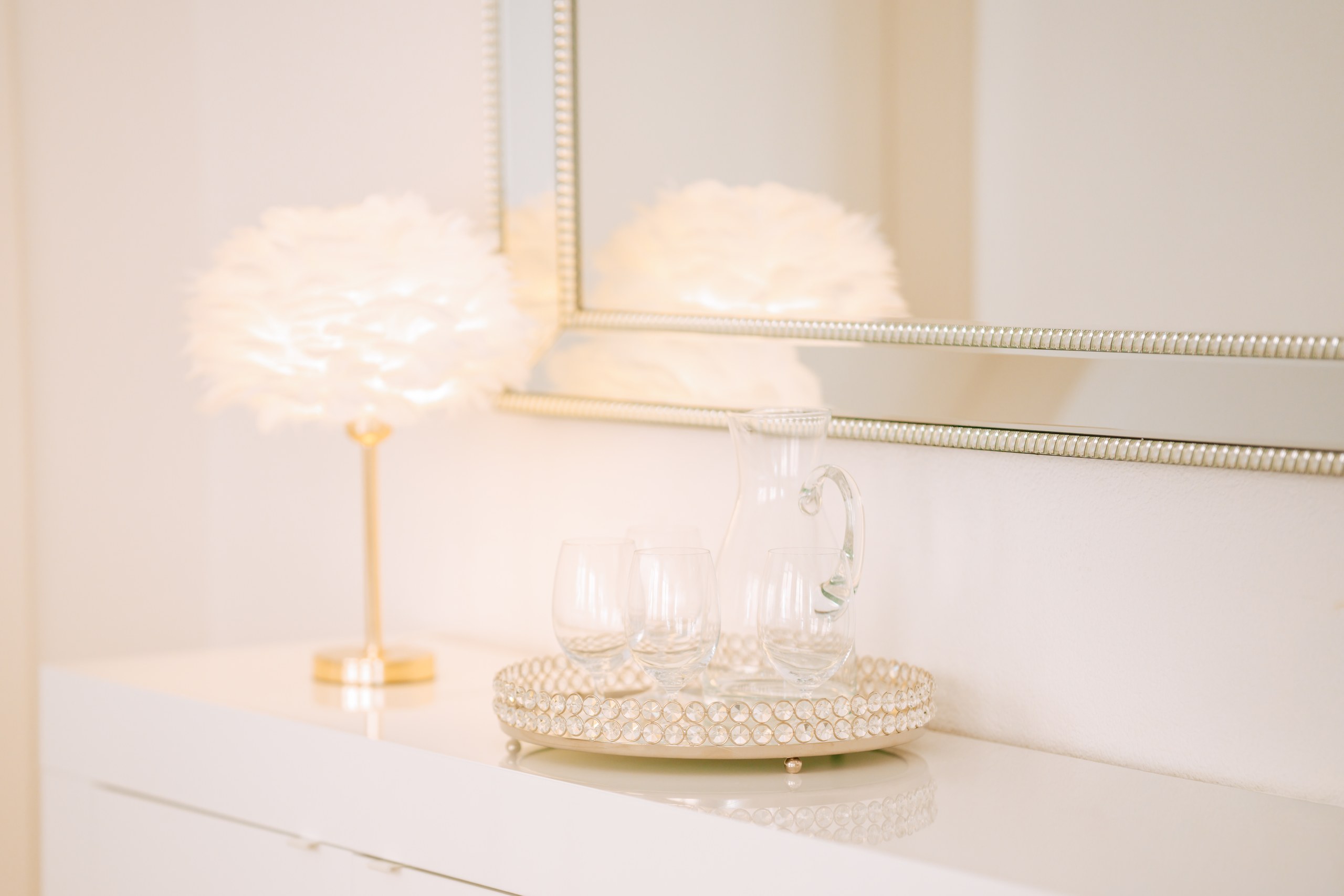 Lampe und Gläser auf einem Sideboard