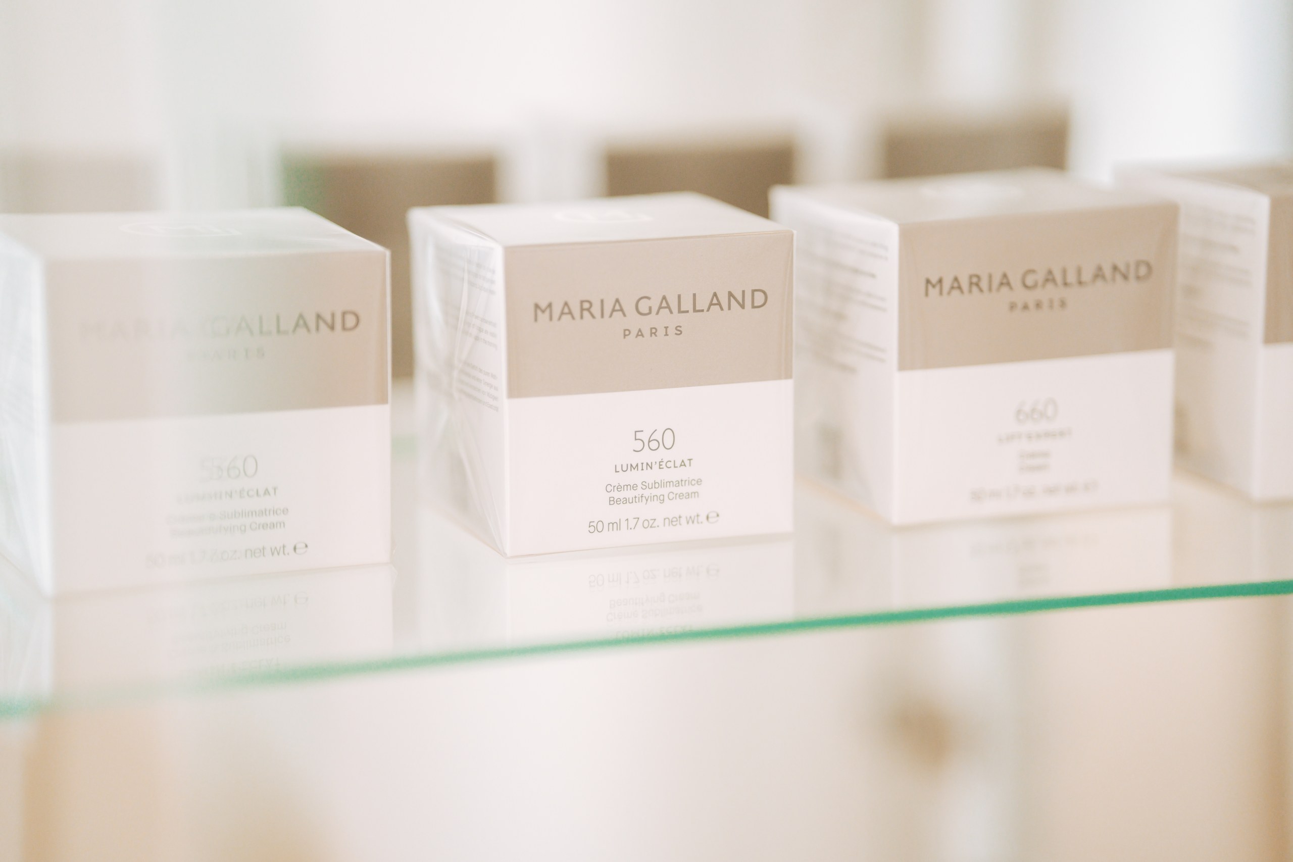 Verpackungen von MARIA GALLAND PARIS auf Glas
