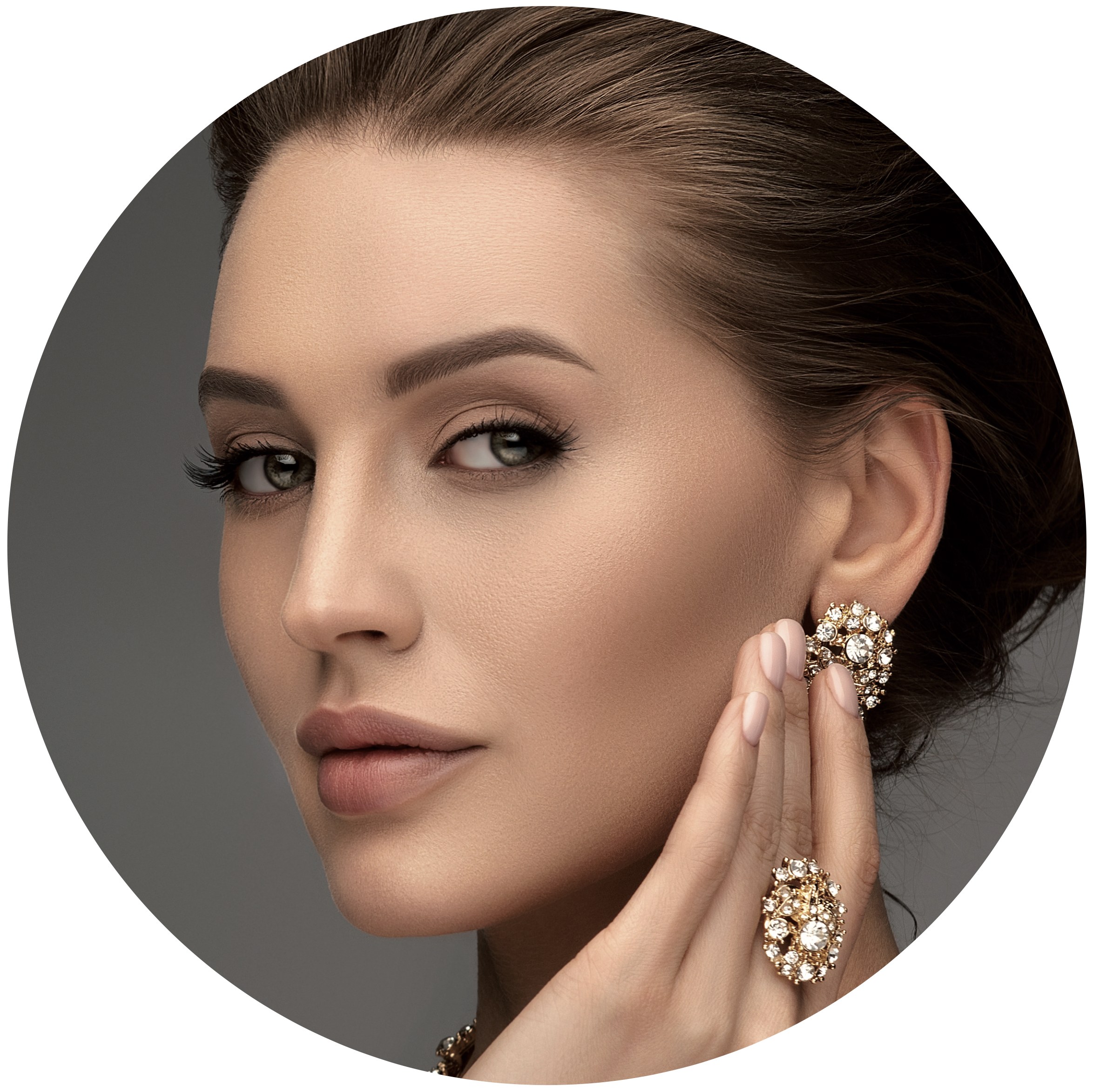Frau mit natürlichem Make-up und Ohrschmuck